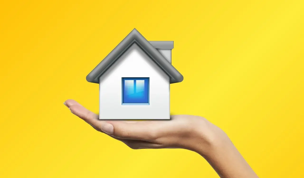 Immobilienbetreuung - Hand hält Haus.